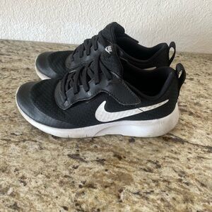Nike tanjun Dual-Tone Black and White Trainers